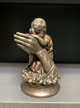 Статуетка Veronese Руки Бога 76131A4. Подарунок Оберіг