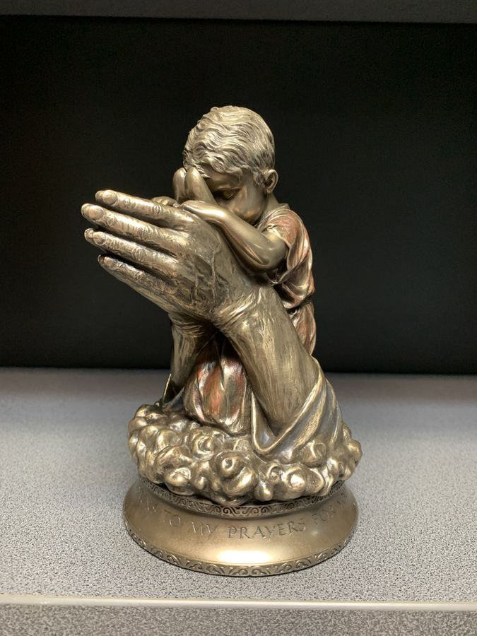 Статуетка Veronese Руки Бога 76131A4. Подарунок Оберіг