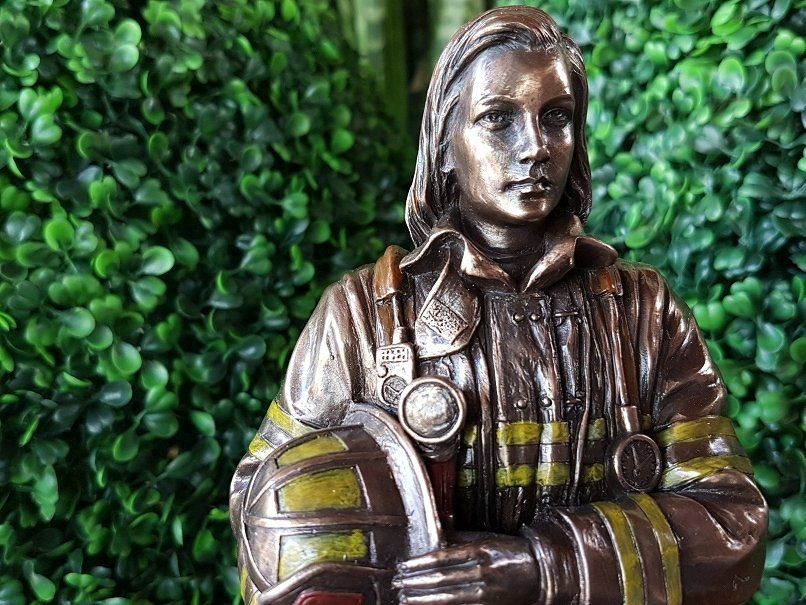 Коллекционная статуэтка Veronese Женщина Пожарный WU77021A4