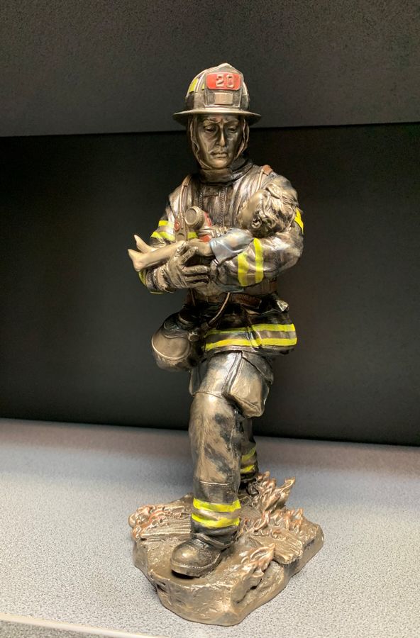 Статуэтка Veronese Пожарный с ребенком на руках WS-199, Под заказ 10 рабочих дней