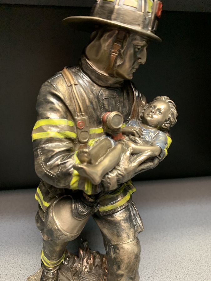 Cтатуетка Veronese Пожежний з Немовлям Ws-199, Під замовлення 10 робочих днів