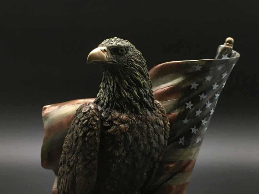 Коллекционная статуэтка Veronese Орел c Американским флагом WU76584A4