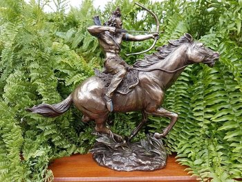 Коллекционная статуэтка Veronese Индейский воин на коне 75818A4