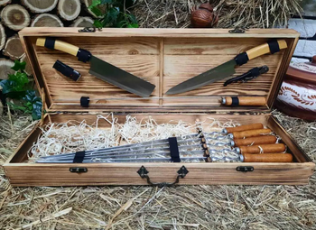 Шампура подарочные и набор аксессуаров в деревянной коробке k-001