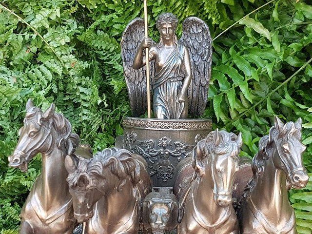 Коллекционная статуэтка Veronese Богиня победы Ника в колеснице WU75088A4