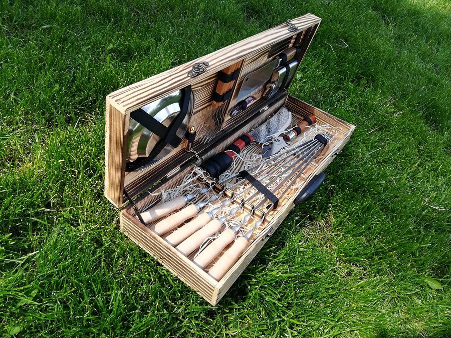 Шампура подарочные и набор аксессуаров в деревянной коробке k-002