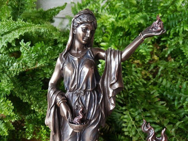 Коллекционная статуэтка Veronese Гестия - богиня семейного очага