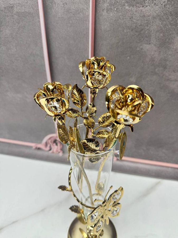 Сувенирная композиция Розы в вазе с бабочкой