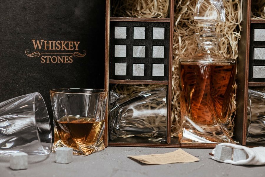 Набор для виски подарочный Old Britan со стаканом, графином и камнями