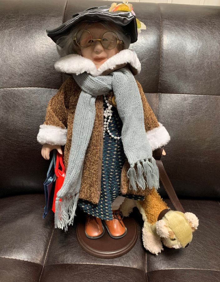 Кукла фарфоровая, декоративная Бабушка с собачкой RF-Collection