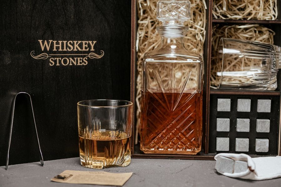 Набор для виски подарочный Henley со стаканом, графином и камнями
